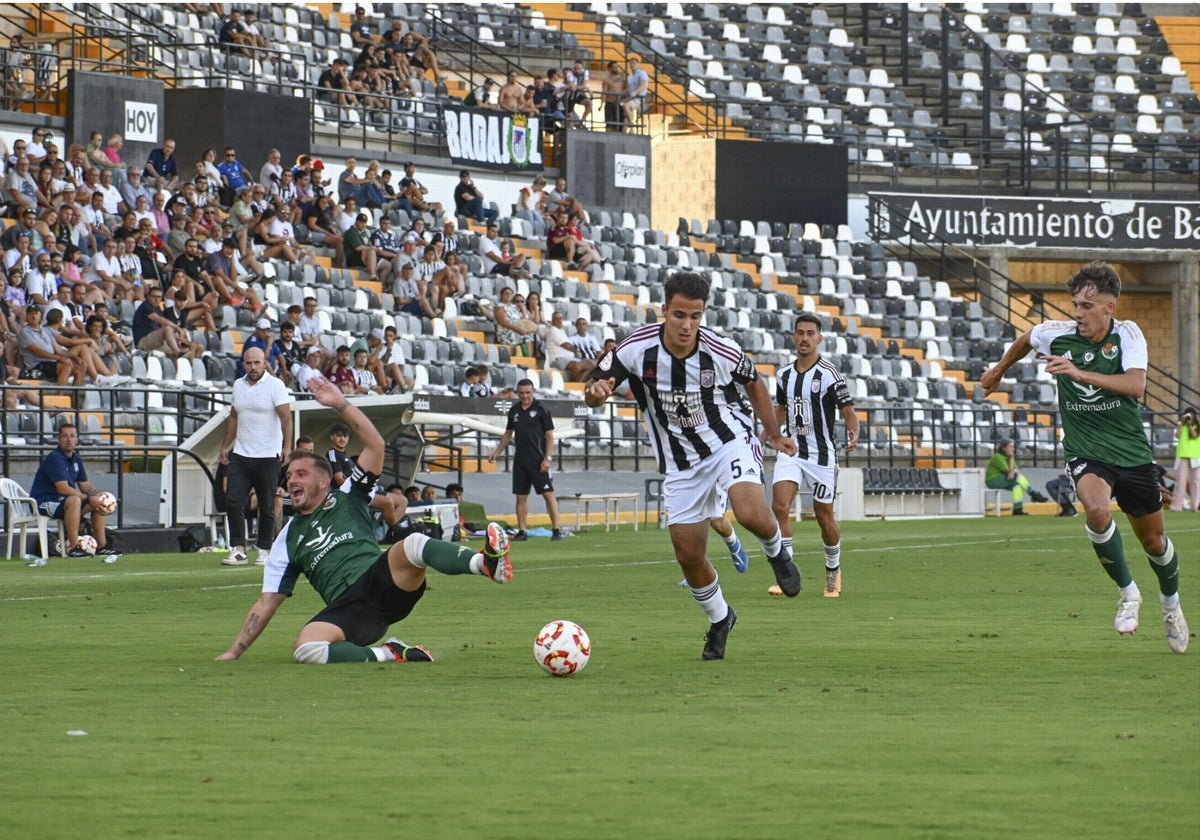 El Badajoz ya se enfrentó al Cacereño la pasada pretemporada en el Nuevo Vivero con victoria pacense. En la imagen, David Calles entre Deco y Arévalo.