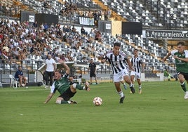 El Badajoz ya se enfrentó al Cacereño la pasada pretemporada en el Nuevo Vivero con victoria pacense. En la imagen, David Calles entre Deco y Arévalo.