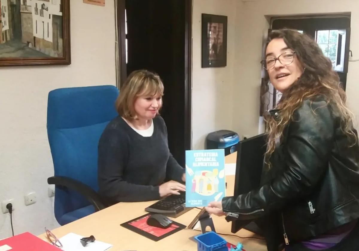 Responsable de La Vera nos Alimenta registrando la propuesta de adhesión en la Mancomunidad.
