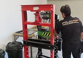 Una de las prensas hidráulicas localizadas en el laboratorio.