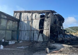 Bomberos refrescando parte de las instalaciones quemadas en Pollos Cano, esta mañana en Salvatierra de los Barros.