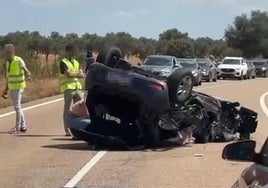 Coche accidentado contra la grúa en la EX-110.