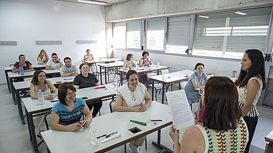 Educación sostiene que mantendrá toda la plantilla pero los sindicatos temen un recorte de 200 docentes