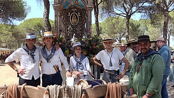 La Escuela de Tamborileros de Badajoz suena por primera vez en El Rocío