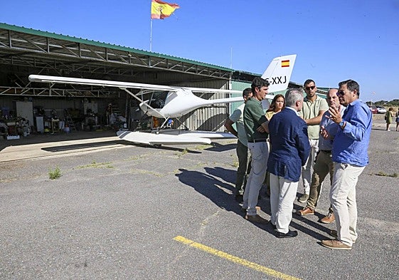 Visita del consejero de la Junta al aeródromo de Royanejos.