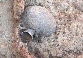 Tonelete de barro descubierto en esta campaña de excavaciones en Casas del Turuñuelo.