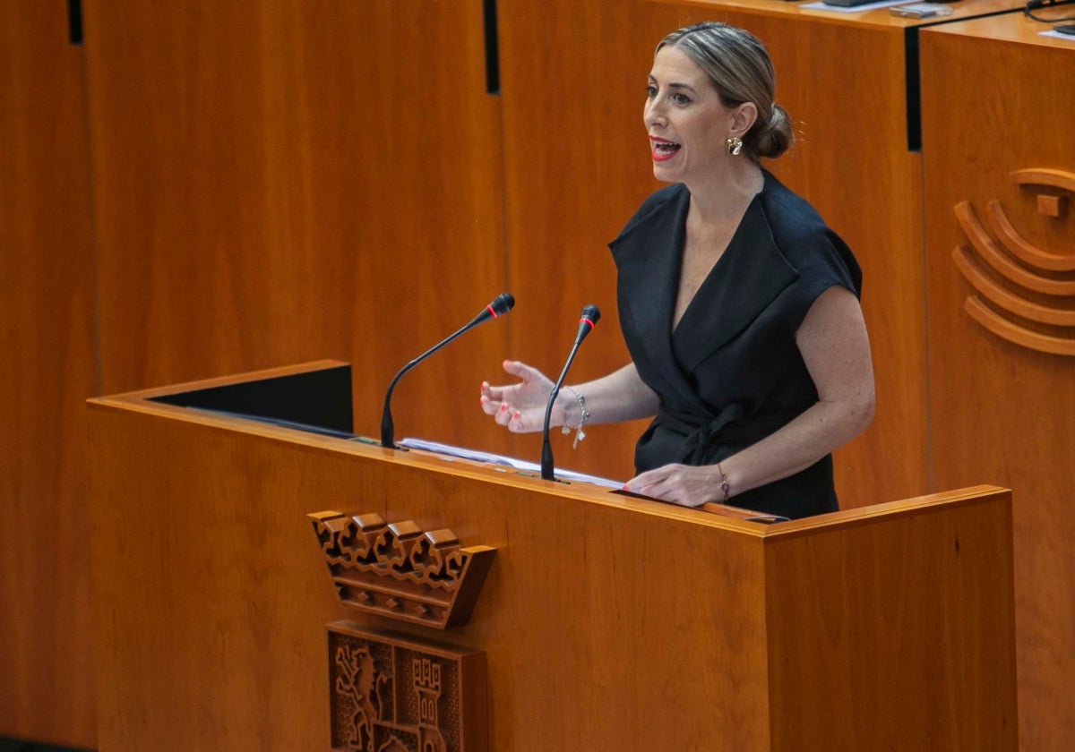 La presidenta de la Junta de Extremadura, María Guardiola, al inicio de su intervención en el debate sobre el estado de la región.