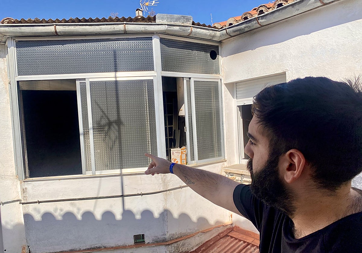 Antonio Marín señala desde su vivienda las ventanas que dan al piso donde se ha producido el fuego.