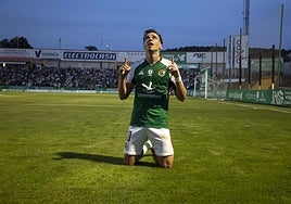 Álvaro Salinas celebra su gol en la final del playoff ante el Estepona.