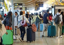 Varias personas con maletas en el aeropuerto de Adolfo Suárez-Madrid Barajas,