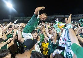 El Cacereño celebra su ascenso a Primera RFEF.