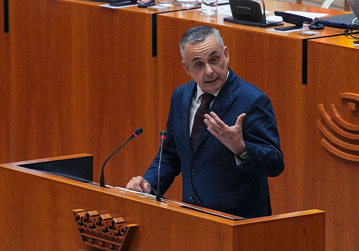 Ángel Pelayo Gordillo, de Vox, en su intervención en el debate sobre el estado de la región en la Asamblea de Extremadura.