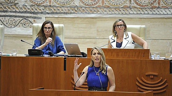 María Guardiola presume de gestión y elude acercarse a PSOE y a Vox