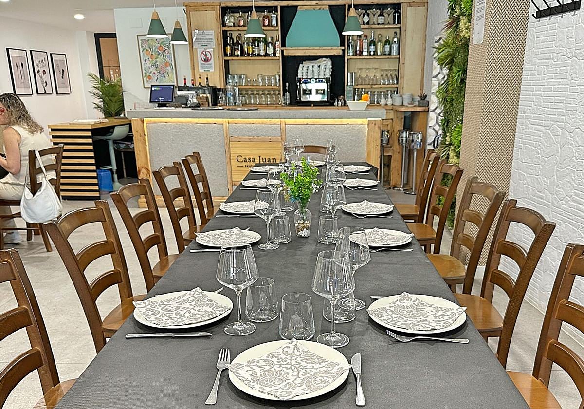 Comedor luminoso y modernizado de Casa Juan, en Plasencia.