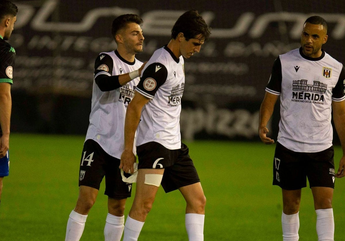 Miki, en el centro, tras lesionarse ante el Alcoyano.