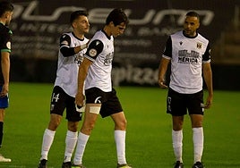 Miki, en el centro, tras lesionarse ante el Alcoyano.