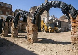 Arcos alineados forrados con plásticos para protegerlos en el solar del convento.