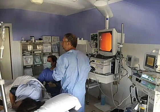 Una persona se somete a una colonoscopia para la detección del cáncer de colon.