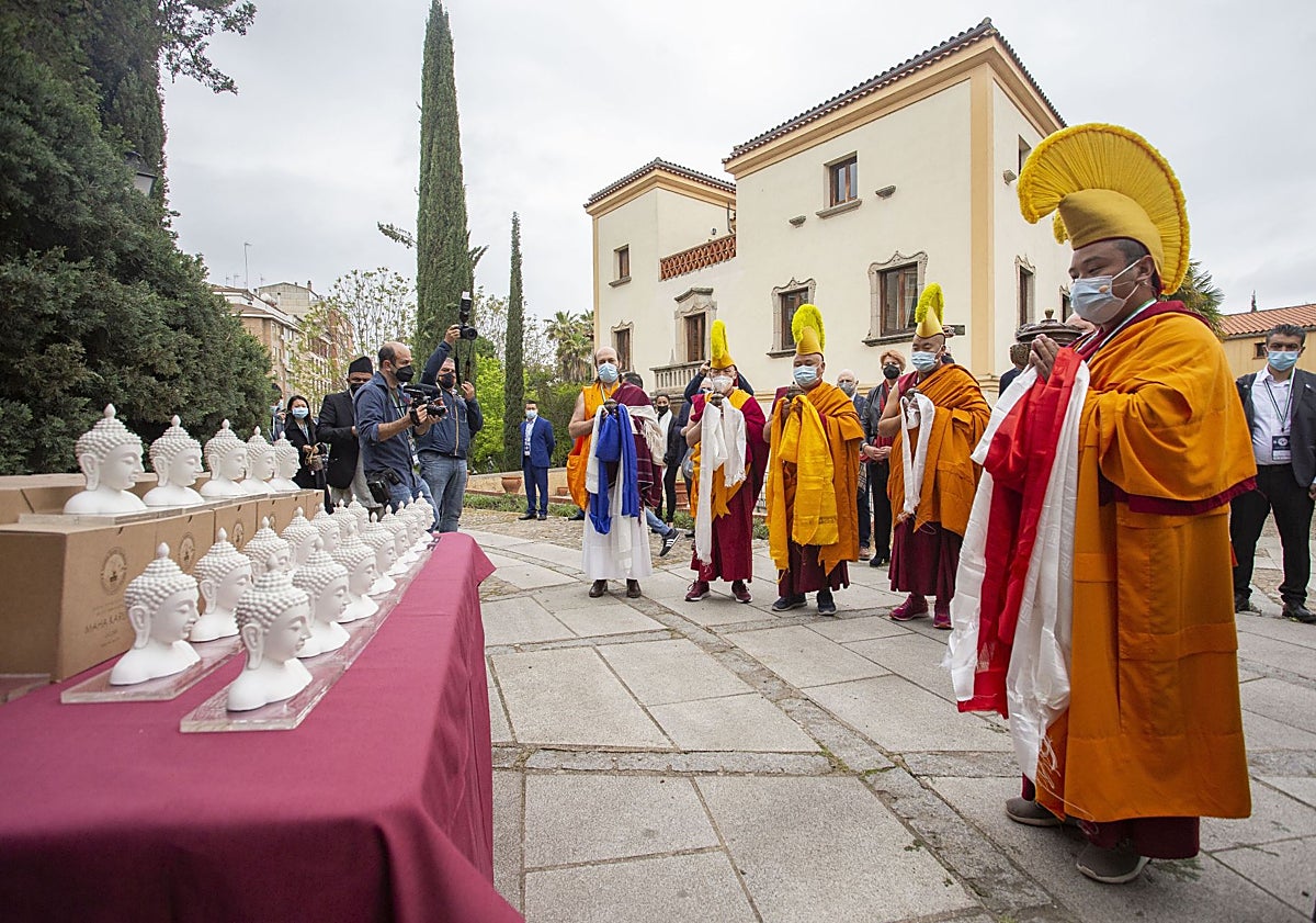 Imagen principal - Hermanamiento con Lumbini en Cáceres. Recreación del proyecto en una imagen de la Fundación Lumbini. En la última imagen, los dos últimos alcaldes y el expresidente Vara con el presidente de la Fundación Lumbini, Vilanova, y la estatua de Buda al fondo en 2020.