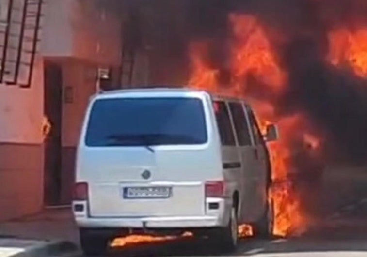 Un llamativo incendio quema dos vehículos en la Zona Sur de Mérida