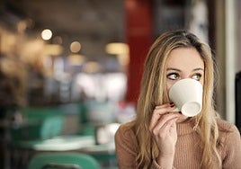 Esto es lo que le pasa a las mujeres que beben café, según un estudio