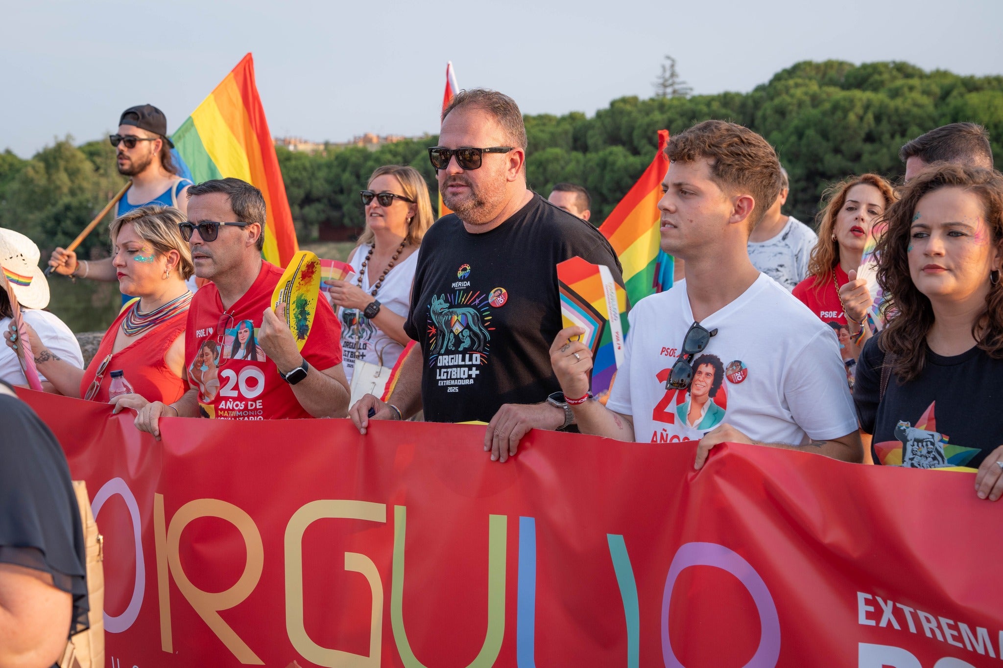 El líder de los socialistas extremeños, Miguel Ángel Gallardo, y el alcalde de Mérida, Antonio Rodríguez Osuna, durante la marcha del Orgullo. 