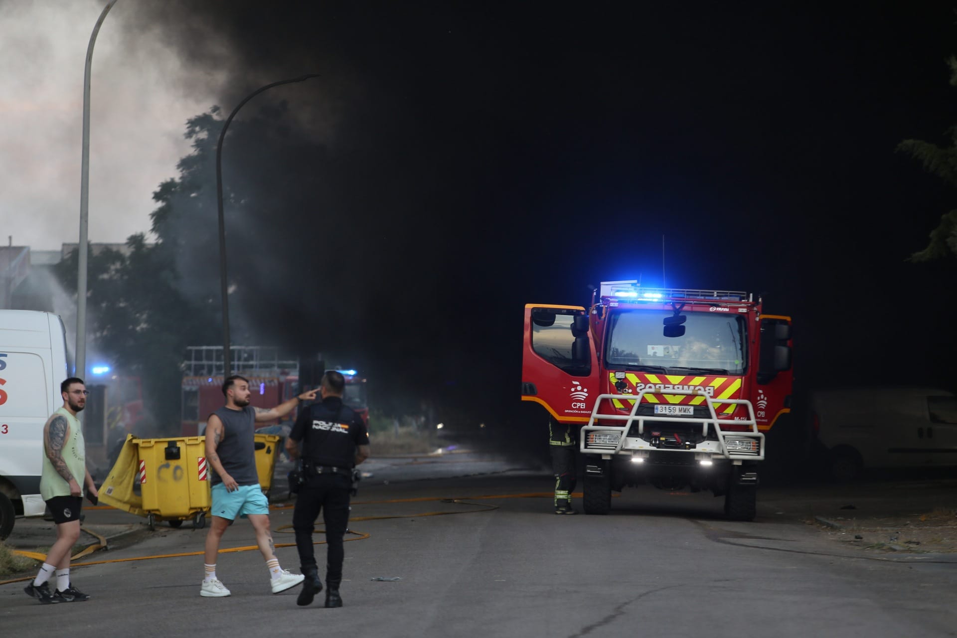 Fotos | Arden dos naves y varias furgonetas del polígono El Prado de Mérida