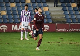 Chiqui Castellano celebrando un gol con el Pontevedra.