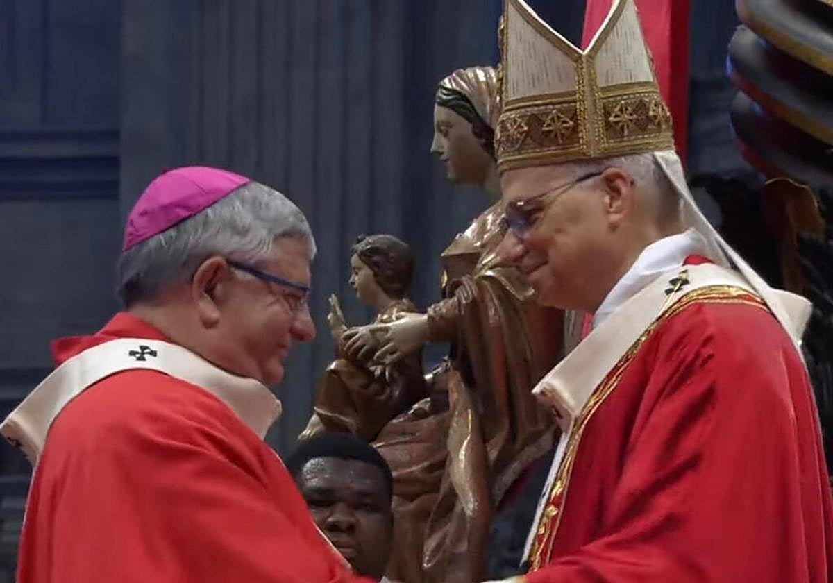 El arzobispo José Rodríguez Carballo junto al papa León XIV.