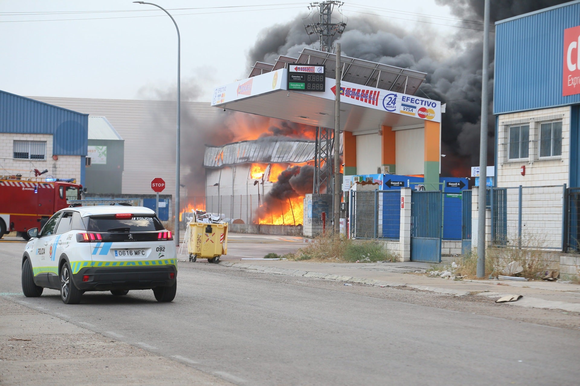 Fotos | Arden dos naves y varias furgonetas del polígono El Prado de Mérida