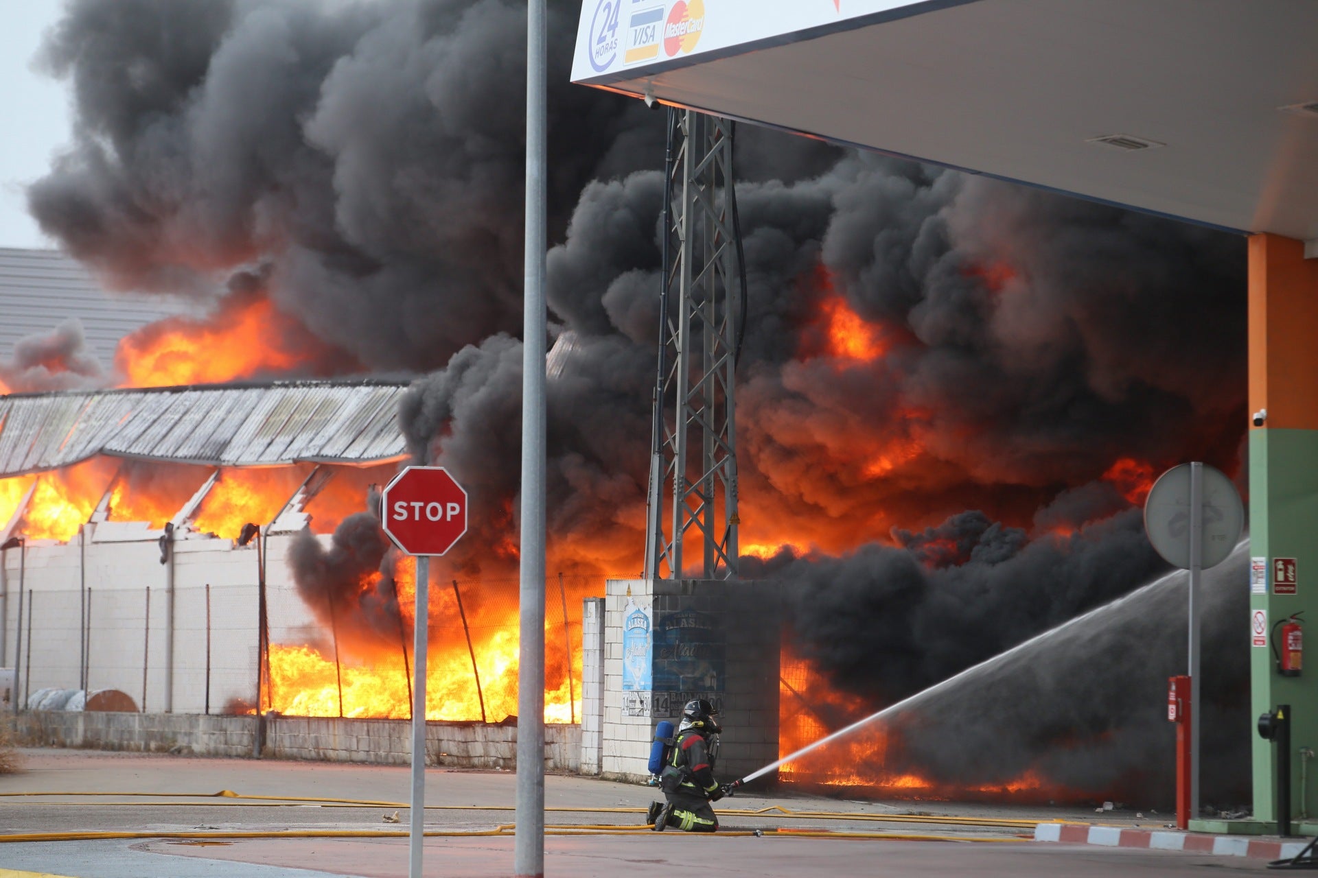 Fotos | Arden dos naves y varias furgonetas del polígono El Prado de Mérida