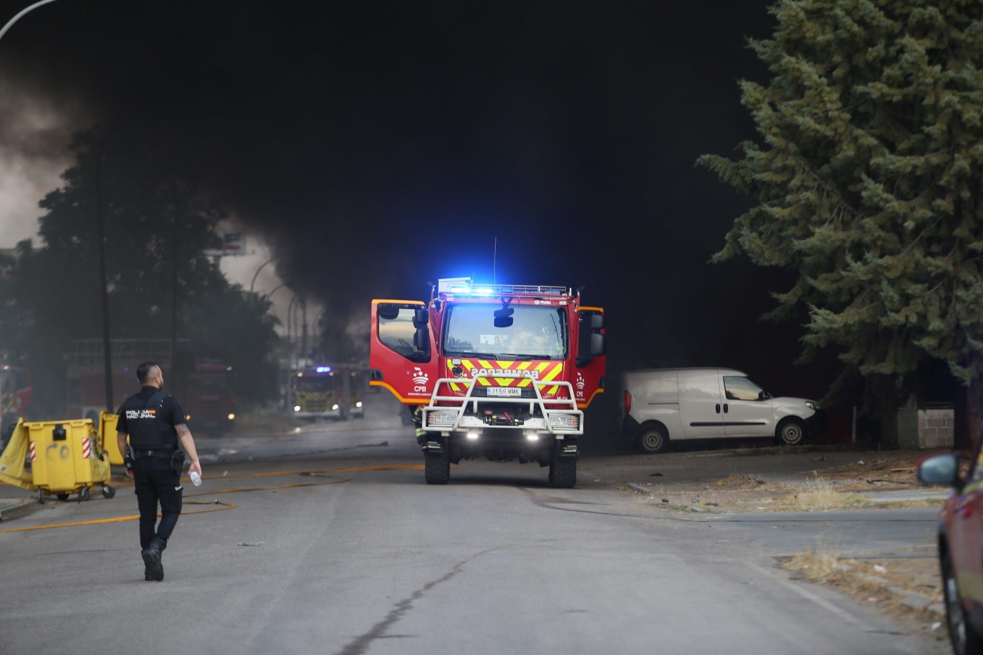 Fotos | Arden dos naves y varias furgonetas del polígono El Prado de Mérida