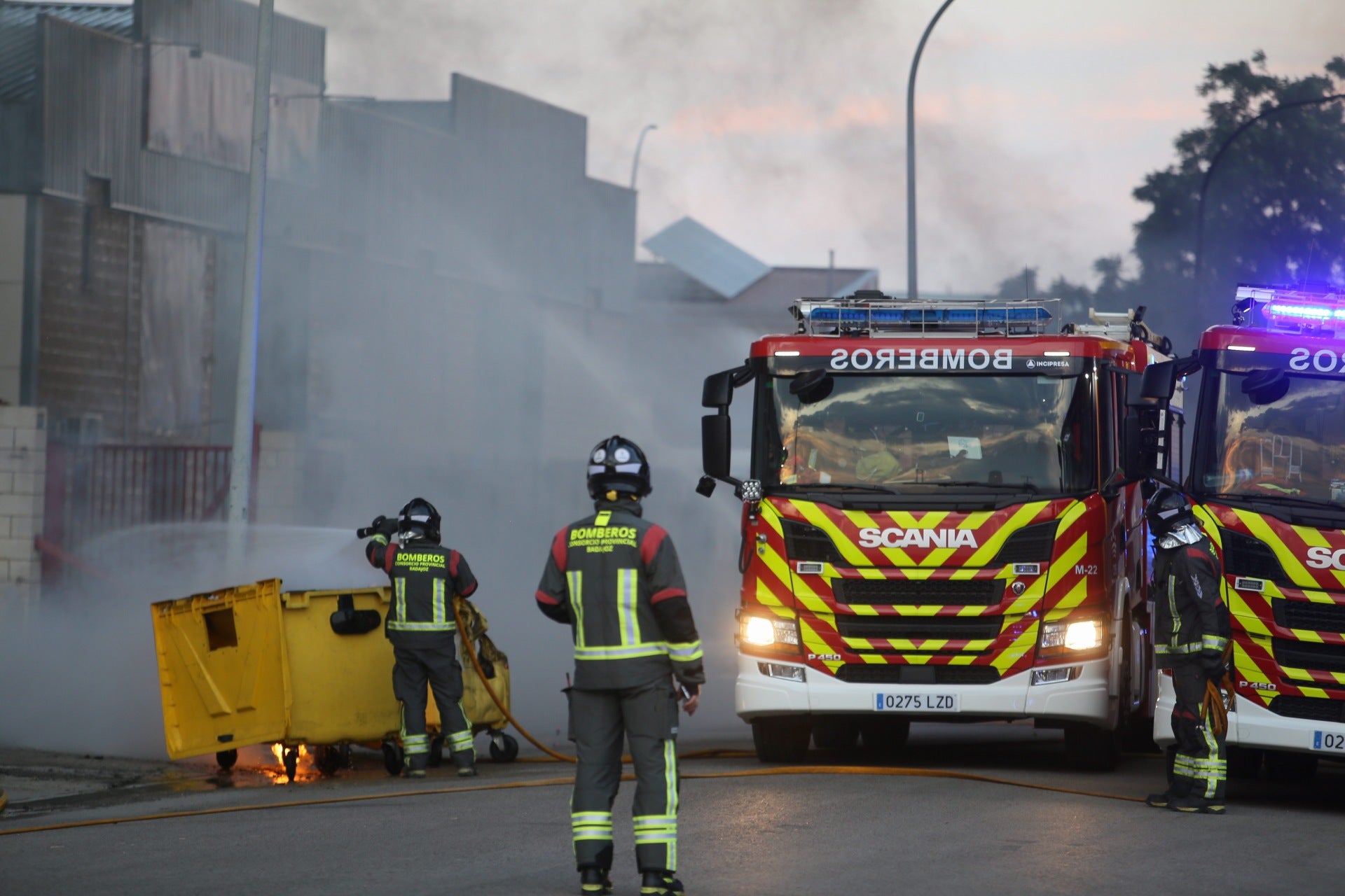 Fotos | Arden dos naves y varias furgonetas del polígono El Prado de Mérida