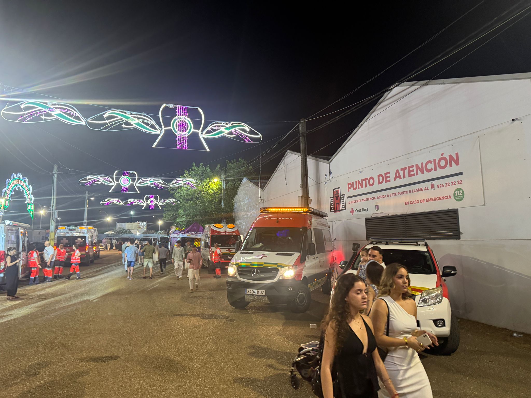 Personal de Cruz Roja en el recinto ferial.