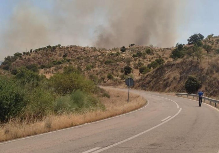 Un coche se sale de la carretera y provoca un incendio en Capilla