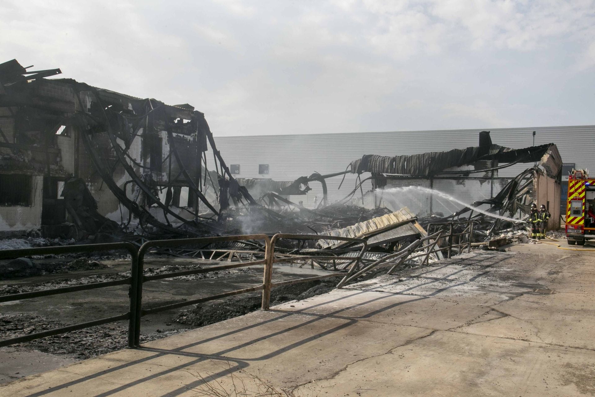 Fotos | Así están las naves calcinadas en el polígono de Mérida un día después del incendio