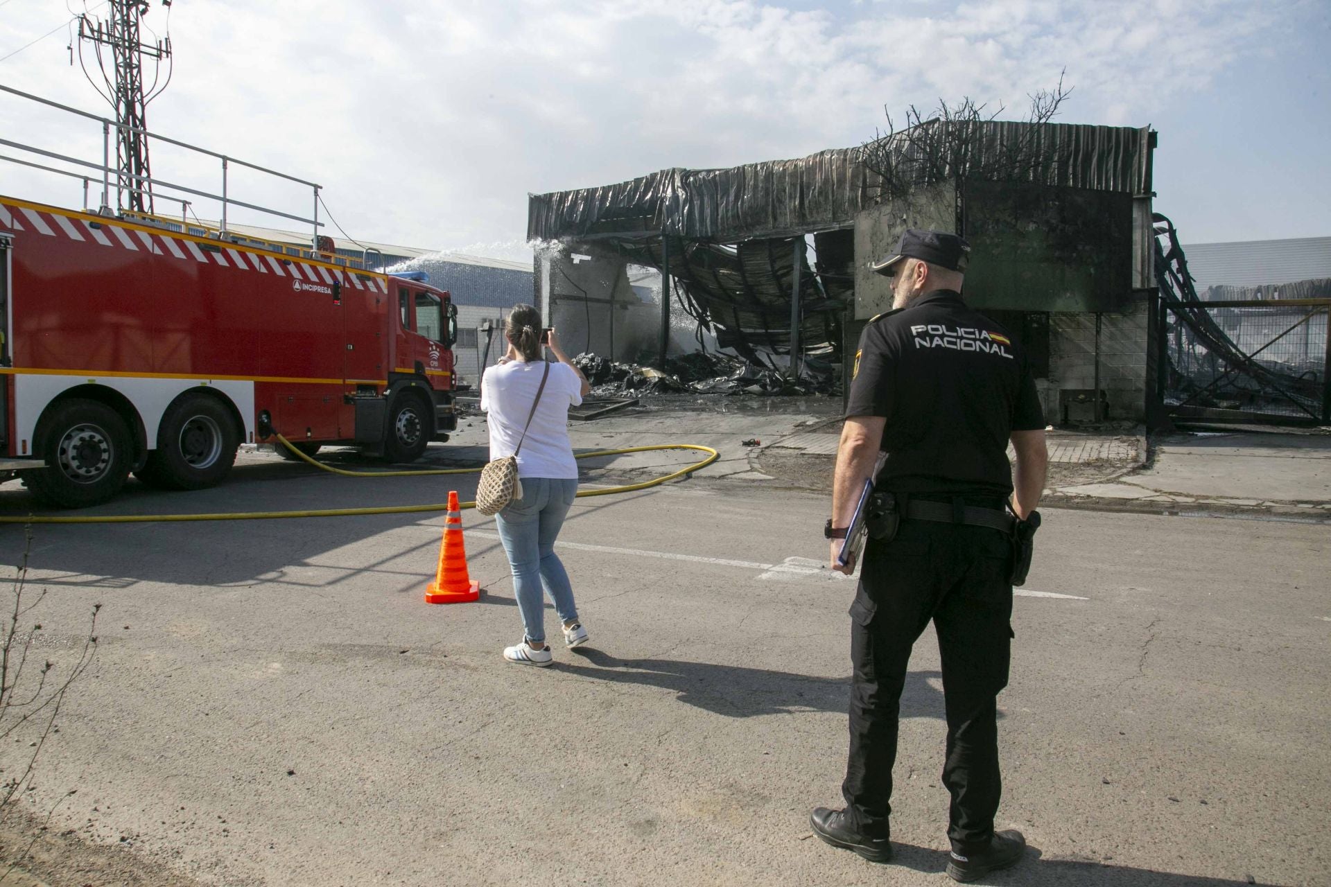 Fotos | Así están las naves calcinadas en el polígono de Mérida un día después del incendio