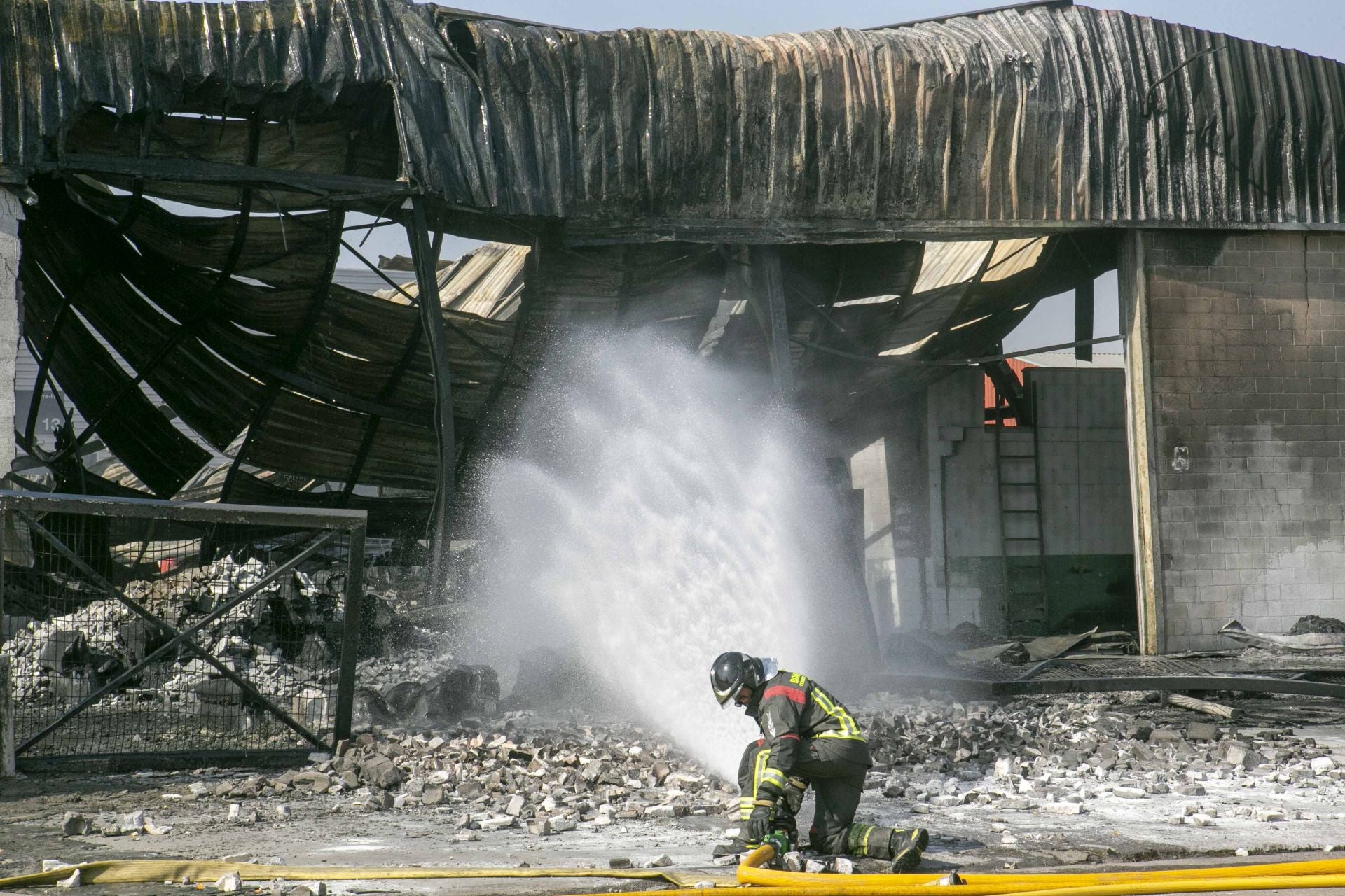 Fotos | Así están las naves calcinadas en el polígono de Mérida un día después del incendio