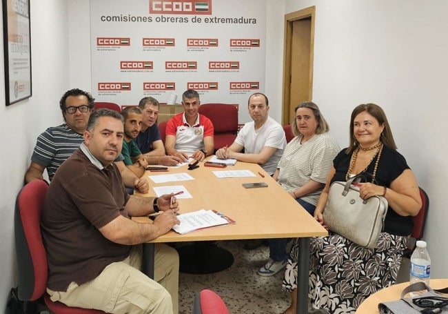 Representantes de la empresa, de los trabajadores y de CC OO, este lunes, en Zafra.