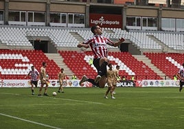 Álvaro García celebrando un gol con la SD Logroñés el curso pasado.