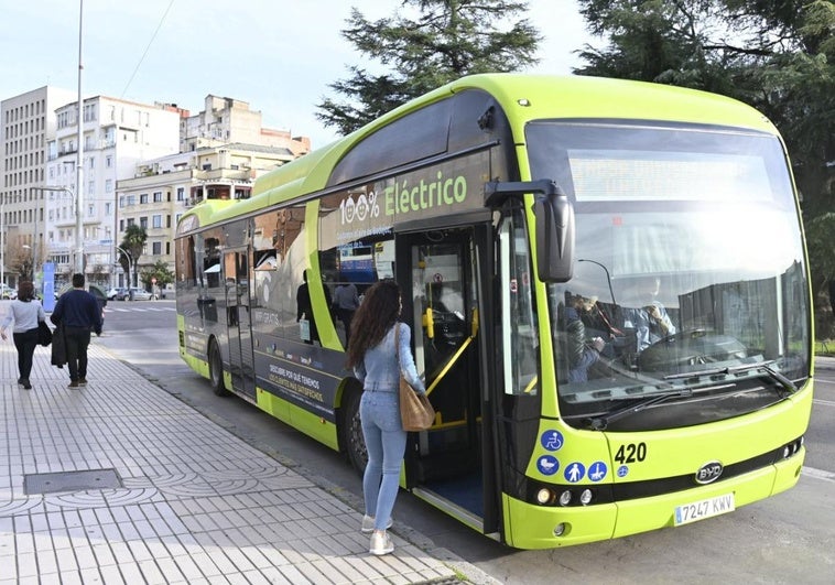 Los buses de Badajoz dejan de aplicar el descuento del 50% en los bonos desde este martes