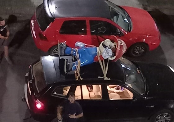 Super Mario, en la baca del coche de Antonio Martínez, cuya hija y yerno recogieron anoche en Pueblonuevo del Guadiana.