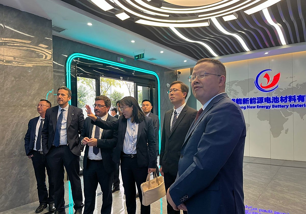 Visita de una delegación del Gobierno regional a las instalaciones de Hunan Yuneng en China.
