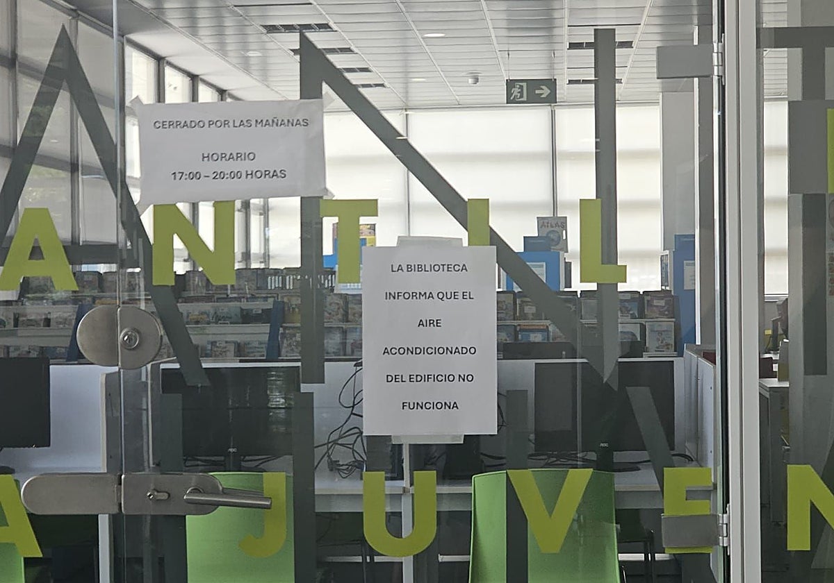 Carteles en la Biblioteca del Estado de Badajoz informando de que el aire acondicionado está estropeado en una foto realizada el 17 de junio.