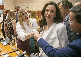 María Guardiola saluda a Miguel Ángel Gallardo en la Asamblea de Extremadura.