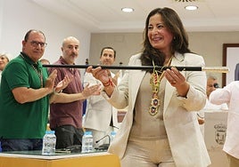 Elisabeth Medina toma posesión del cargo de alcaldesa.