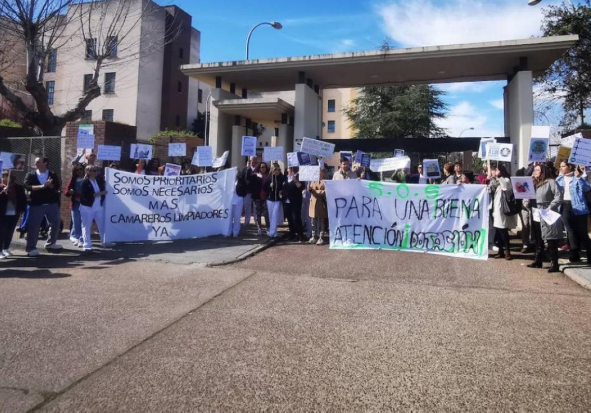 Protestas de los trabajadores a las puertas del centro en 2024.