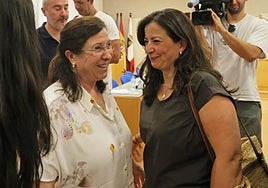 María Fernanda Sánchez y Elisabeth Medina tras el pleno del lunes.