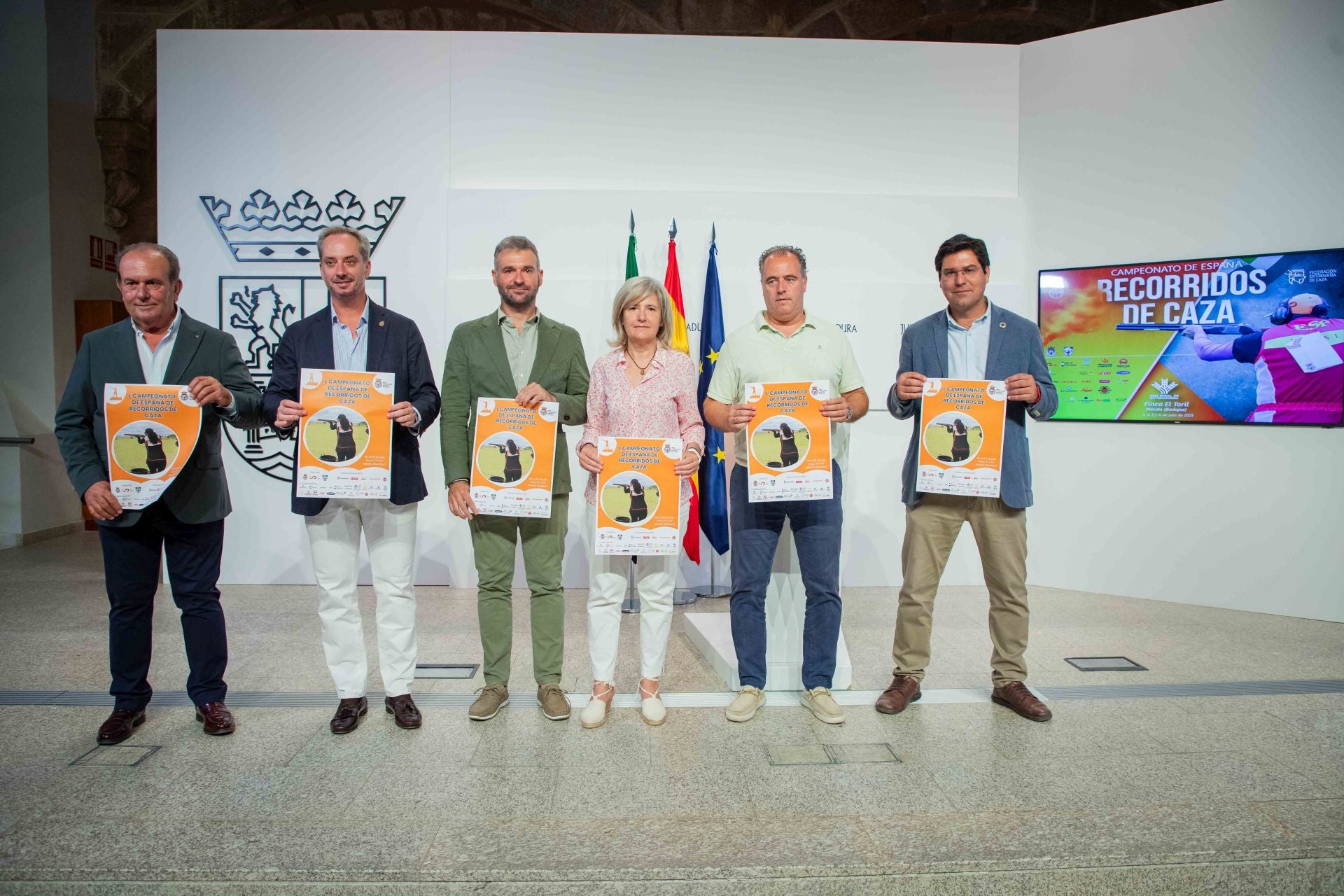 Foto de familia de las autoridades en la presentación del campeonato.