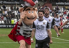 Liberto Beltrán celebra con Romanito su tanto ante el Sevilla Atlético.